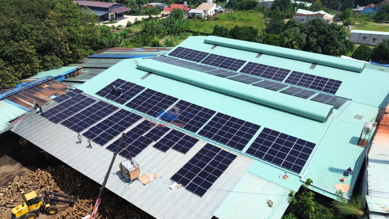 Tấm pin năng lượng mặt trời AE Solar 630W kết hợp lưu trữ 32kWh